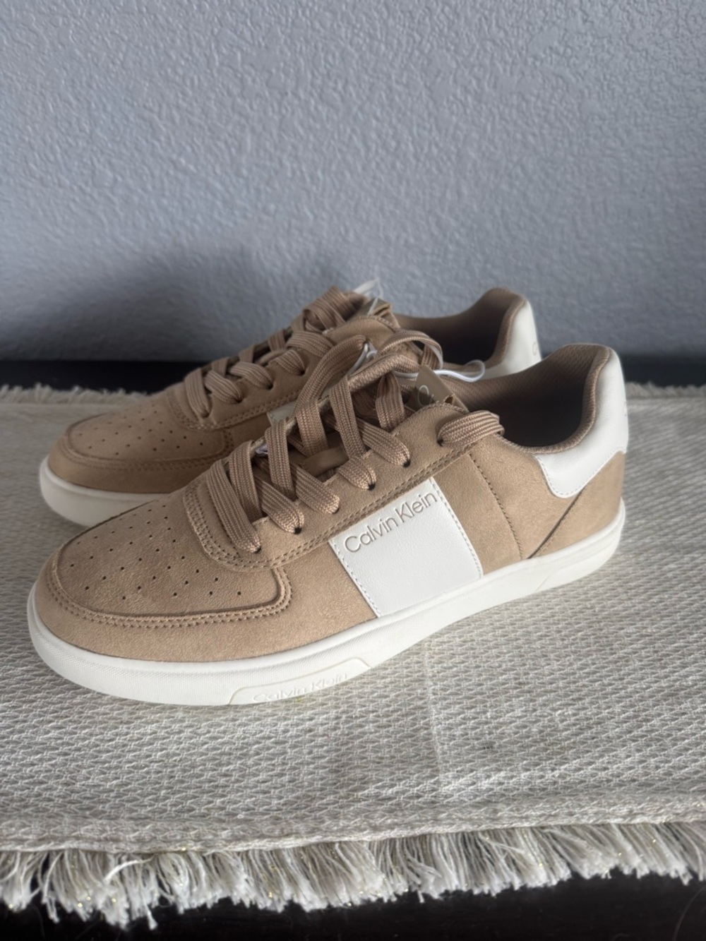 Calvin Klein CMGENTO2-R Sneakers Tan/White Dress Casual Shoes Mens Size 7.5 New